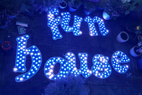 77779193永利官网照明的娱光灯用在英国游乐装备展示